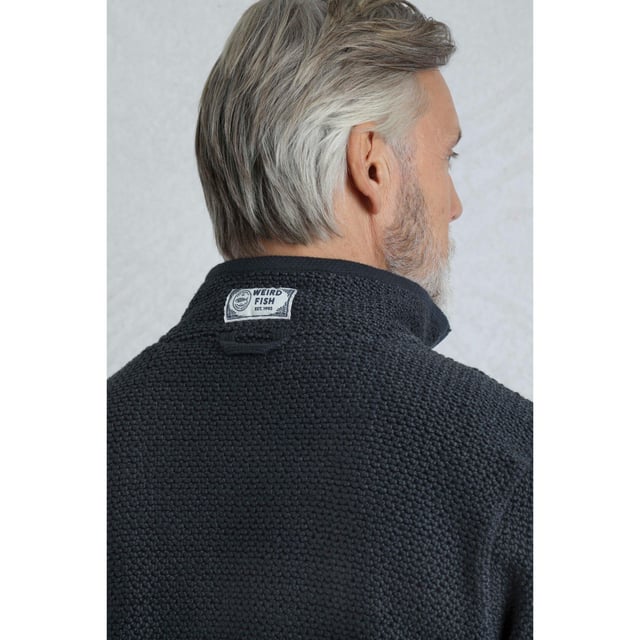 86% organisch katoen, 14% gerecycled polyester. Stof: Macaroni. Ontwerp: Colour Block, Contrastdetail, Logo. Badge, Elleboogstukken, Opknoping Lus. Halslijn: Collared. Mouwtype: Met lange mouwen. Sluiting: Pull Over, Kwart Rits. Duurzaamheid: Milieuvriendelijk. S: 37 in. M: 40 in. L: 43 in. XL: 46 in. XXL: 49 in. 3XL: 52 in. 4XL: 55 in. 5XL: 58 in.
