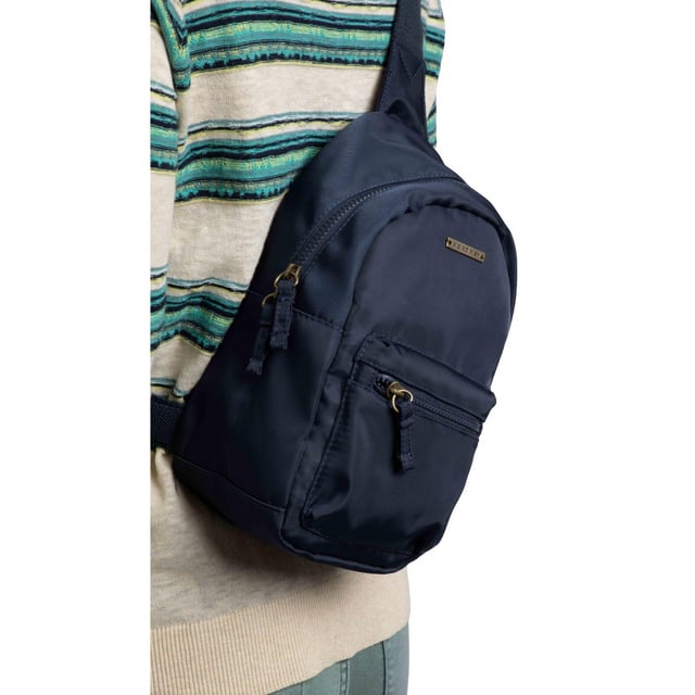 Voeringmateriaal: 100% Katoen. Buitensmaterialen: 100% Polyester. Voering: Gedrukt. Hoogte: 30 cm. Breedte: 16 cm. Diepte: 13 cm. Vakken: 1 Voorvak, 1 Interne Zak, Rits. Compartimenten: 1 Hoofdvak. Verstelbare Band, Gepolsterde Rug. Ontwerp: Logo, Effen. Sluiting: Dubbele Rits.