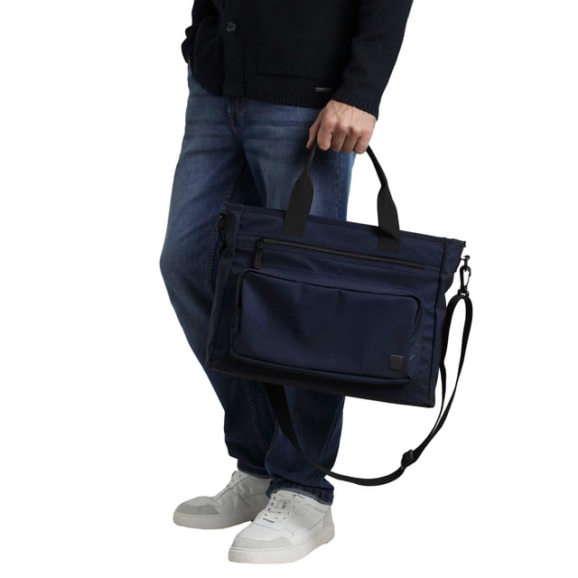 100% Polyurethane. Fabric: Ripstop. Width: 43cm. Height: 30cm. Depth: 10cm. Pockets: 2 External Pockets, 1 Back Pocket, Touch Fastening. Compartments: 1 Main Compartment. Adjustable Shoulder Strap, Carry Handles, Padded, Padded Base. Design: Logo. Fastening: Zip.