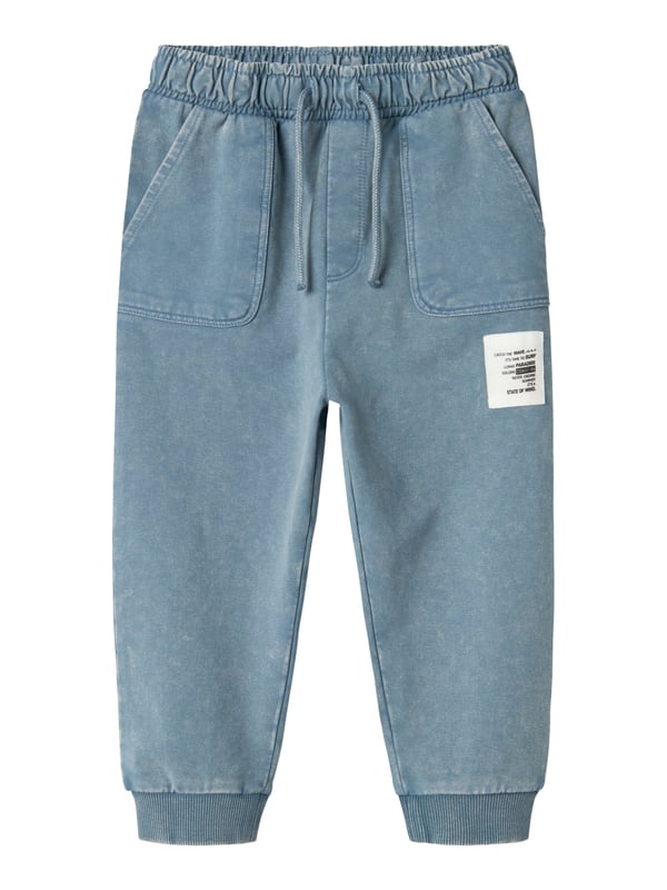 Met deze sweatpants geniet je van maximaal comfort en een coole uitstraling! De elastische tailleband met een buitenliggende tunnelkoord en tonale koord zorgt voor een perfecte pasvorm, terwijl de steekzakken praktische opbergruimte bieden. Het bedrukte motief brengt een speelse touch in het design. De opgerolde zoom en de normale pasvorm maken de broek de ideale metgezel – of je nu aan het spelen, ontspannen of ravotten bent. Gewoon instappen en je prettig voelen!