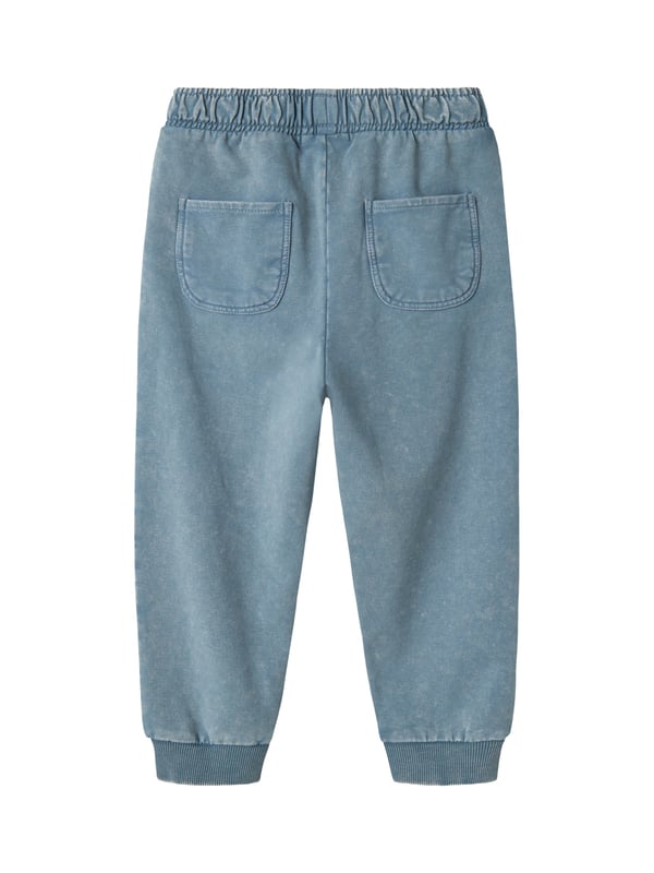 Met deze sweatpants geniet je van maximaal comfort en een coole uitstraling! De elastische tailleband met een buitenliggende tunnelkoord en tonale koord zorgt voor een perfecte pasvorm, terwijl de steekzakken praktische opbergruimte bieden. Het bedrukte motief brengt een speelse touch in het design. De opgerolde zoom en de normale pasvorm maken de broek de ideale metgezel – of je nu aan het spelen, ontspannen of ravotten bent. Gewoon instappen en je prettig voelen!