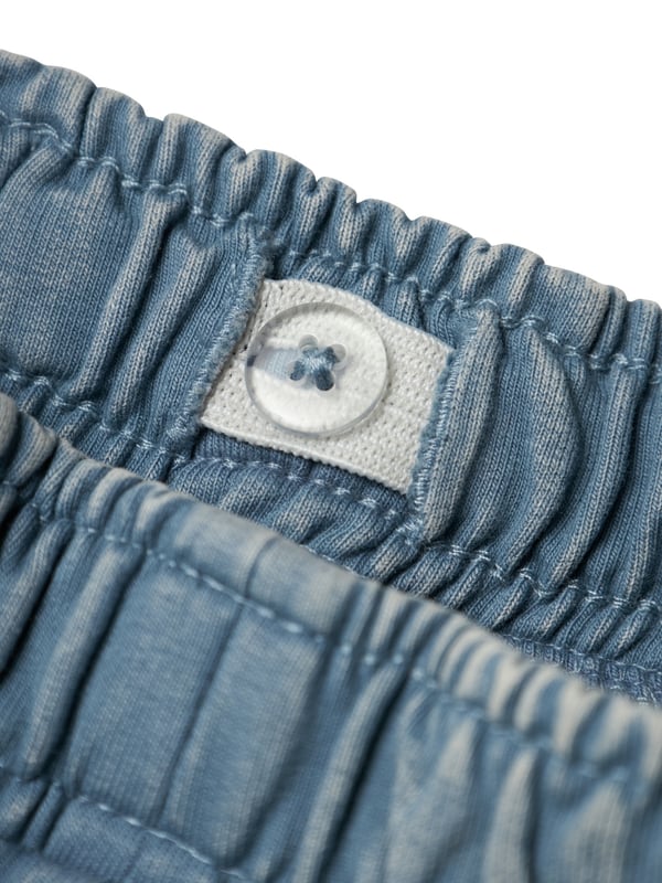 Met deze sweatpants geniet je van maximaal comfort en een coole uitstraling! De elastische tailleband met een buitenliggende tunnelkoord en tonale koord zorgt voor een perfecte pasvorm, terwijl de steekzakken praktische opbergruimte bieden. Het bedrukte motief brengt een speelse touch in het design. De opgerolde zoom en de normale pasvorm maken de broek de ideale metgezel – of je nu aan het spelen, ontspannen of ravotten bent. Gewoon instappen en je prettig voelen!