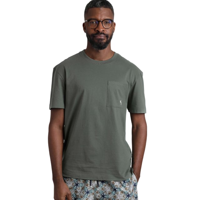 100% Organic Cotton. Fabric: Soft Touch. Design: Logo. Pockets: 1 Chest Pocket. Neckline: Crew Neck, Ribbed. Sleeve-Type: Short-Sleeved. Hem: Side Vents. Fit: Relaxed Fit. S: 37 in. M: 40 in. L: 43 in. XL: 46 in. XXL: 49 in. 3XL: 52 in. 4XL: 55 in. 5XL: 58 in.