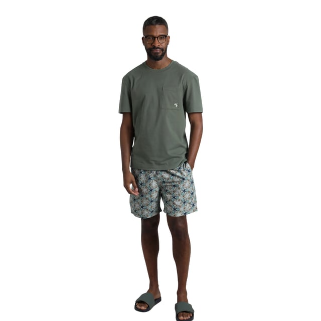 100% Organic Cotton. Fabric: Soft Touch. Design: Logo. Pockets: 1 Chest Pocket. Neckline: Crew Neck, Ribbed. Sleeve-Type: Short-Sleeved. Hem: Side Vents. Fit: Relaxed Fit. S: 37 in. M: 40 in. L: 43 in. XL: 46 in. XXL: 49 in. 3XL: 52 in. 4XL: 55 in. 5XL: 58 in.