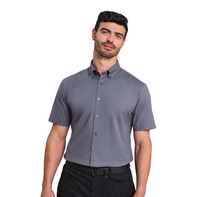 72% Mercerised Cotton, 25% Organic Cotton, 3% Elastane. Fabric: Stretch. Design: Plain. Fastening: Button. Hem: Curved. Cuff: Double Button. Sleeve-Type: Long-Sleeved. Neckline: Turn Down Collar. 2 Back Pleats, Back Darts, Back Yoke, Pearlised Buttons, Self-Coloured Buttons, Shape Retention. 135gsm. Sustainability: Amfori, BSCI, Oeko-Tex Standard 100 Certified, Sedex, WRAP Certified.