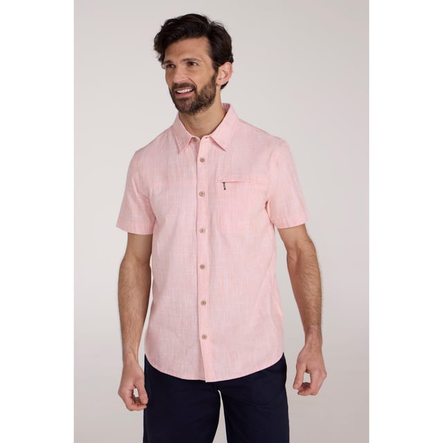 Gewebetechnik: Atmungsaktiv, Leicht. Außenmaterial (%): 100% Baumwolle. Futtermaterial (%): 100% Polyester. Gewebe: Slub. Design: Strukturiert. Knopfverschluss. Knopfleiste mit sieben Knöpfen. Taschenart: 1 Brusttasche, Reißverschluss. Futterstoff: Netzmaterial. Kurzärmlig. Schaftrand zum Umklappen. XXS: 84 cm. XS: 88,9 cm. S: 93,98 cm. M: 102 cm. L: 109 cm. XL: 116,84 cm. XXL: 124,46 cm. 3XL: 134,5 cm. 4XL: 142 cm.