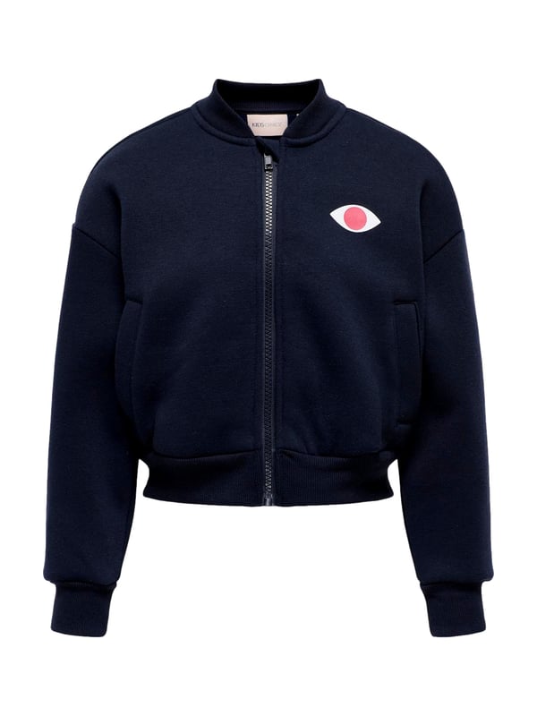 Diese stylische Sweatjacke kombiniert Komfort mit einem lässigen Look! Die normale Passform und die überschnittenen Schultern sorgen für eine bequeme Passform, während der kurze Stehkragen und der tonige Reißverschluss mit Kinnschutz praktische Details bieten. Ein kleiner Frontprint setzt einen dezenten Akzent, während der große Backprint auf der Rückseite ein echtes Highlight ist. Der Rippsaum und die seitlichen Eingrifftaschen verleihen der Jacke eine sportive Note. Ein eingenähtes Label innen rundet das Design unauffällig ab. Perfekt für coole Alltagslooks – einfach überwerfen und wohlfühlen!
