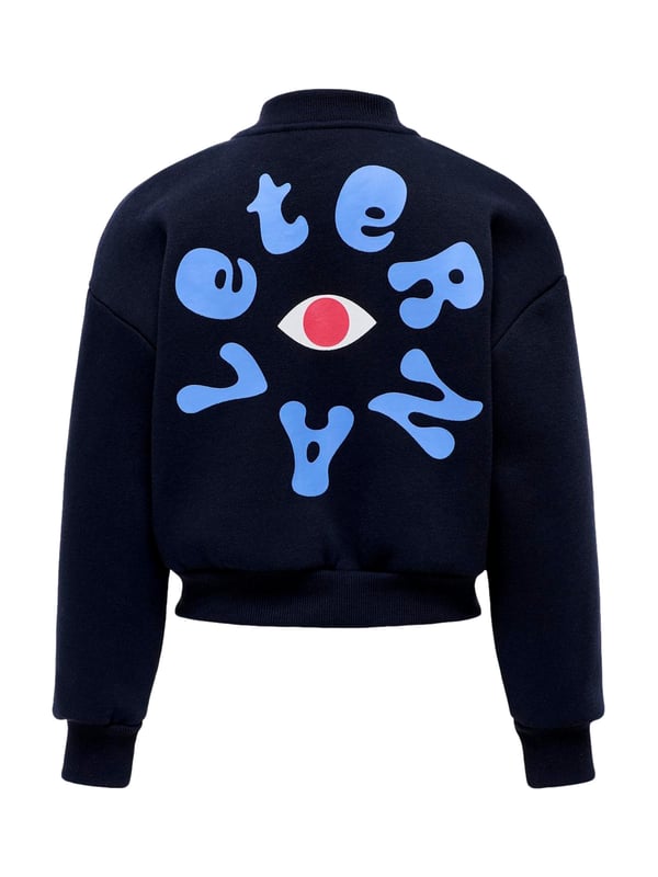 Diese stylische Sweatjacke kombiniert Komfort mit einem lässigen Look! Die normale Passform und die überschnittenen Schultern sorgen für eine bequeme Passform, während der kurze Stehkragen und der tonige Reißverschluss mit Kinnschutz praktische Details bieten. Ein kleiner Frontprint setzt einen dezenten Akzent, während der große Backprint auf der Rückseite ein echtes Highlight ist. Der Rippsaum und die seitlichen Eingrifftaschen verleihen der Jacke eine sportive Note. Ein eingenähtes Label innen rundet das Design unauffällig ab. Perfekt für coole Alltagslooks – einfach überwerfen und wohlfühlen!