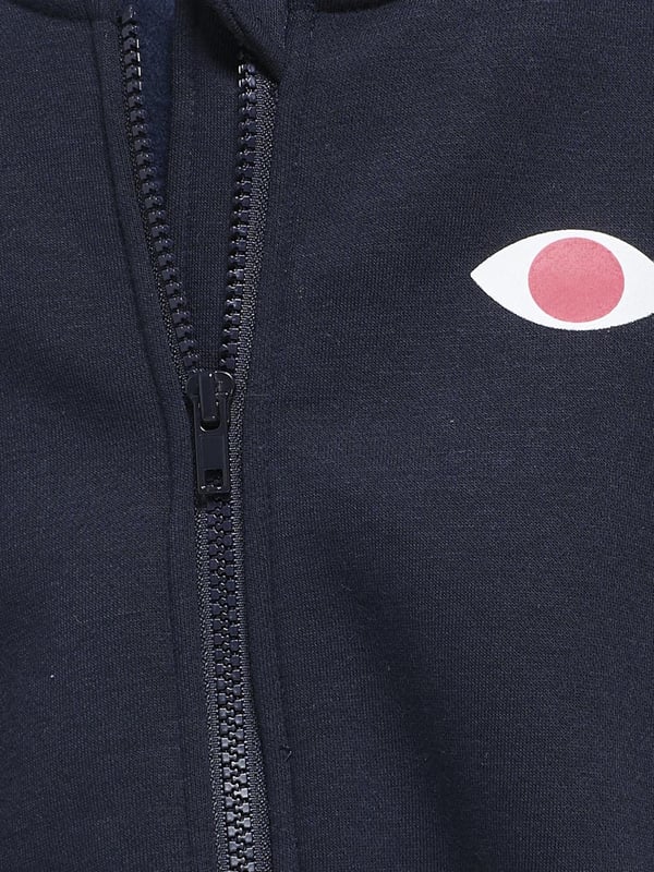 Diese stylische Sweatjacke kombiniert Komfort mit einem lässigen Look! Die normale Passform und die überschnittenen Schultern sorgen für eine bequeme Passform, während der kurze Stehkragen und der tonige Reißverschluss mit Kinnschutz praktische Details bieten. Ein kleiner Frontprint setzt einen dezenten Akzent, während der große Backprint auf der Rückseite ein echtes Highlight ist. Der Rippsaum und die seitlichen Eingrifftaschen verleihen der Jacke eine sportive Note. Ein eingenähtes Label innen rundet das Design unauffällig ab. Perfekt für coole Alltagslooks – einfach überwerfen und wohlfühlen!