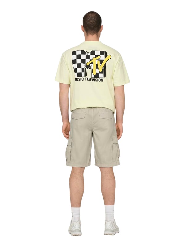 Die Cargoshorts von Only & Sons sind ein absolutes Must-have für den Sommer. Mit ihrem klassischen Regular Fit und der knielangen Passform vereinen sie lässigen Stil mit funktionalem Design. Zwei seitliche Eingrifftaschen, zwei Cargotaschen und zwei Gesäßtaschen bieten jede Menge Platz für alles Wichtige – ob beim Stadtbummel oder Outdoor-Abenteuer. Der Verschluss aus Knopf und Reißverschluss wird durch einen praktischen Kordelzug in der Taille ergänzt, während die Gürtelschlaufen für zusätzliche Flexibilität sorgen. Gefertigt aus hochwertigen Materialien, bieten diese Shorts ein angenehmes Tragegefühl und hohe Langlebigkeit. Für Männer, die Komfort und Stil schätzen.