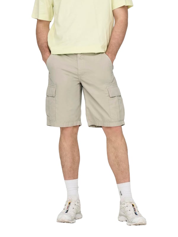 Die Cargoshorts von Only & Sons sind ein absolutes Must-have für den Sommer. Mit ihrem klassischen Regular Fit und der knielangen Passform vereinen sie lässigen Stil mit funktionalem Design. Zwei seitliche Eingrifftaschen, zwei Cargotaschen und zwei Gesäßtaschen bieten jede Menge Platz für alles Wichtige – ob beim Stadtbummel oder Outdoor-Abenteuer. Der Verschluss aus Knopf und Reißverschluss wird durch einen praktischen Kordelzug in der Taille ergänzt, während die Gürtelschlaufen für zusätzliche Flexibilität sorgen. Gefertigt aus hochwertigen Materialien, bieten diese Shorts ein angenehmes Tragegefühl und hohe Langlebigkeit. Für Männer, die Komfort und Stil schätzen.