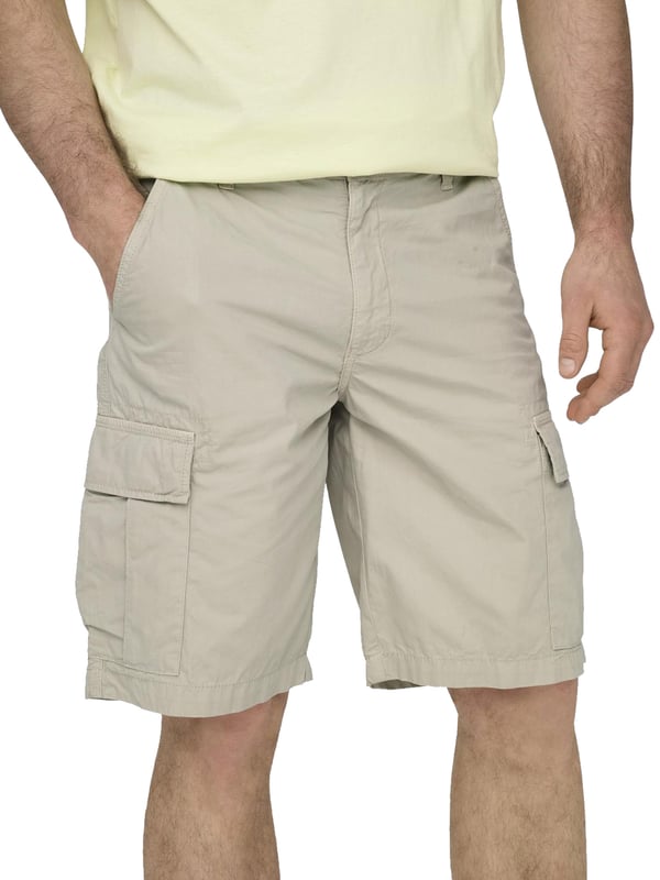 Die Cargoshorts von Only & Sons sind ein absolutes Must-have für den Sommer. Mit ihrem klassischen Regular Fit und der knielangen Passform vereinen sie lässigen Stil mit funktionalem Design. Zwei seitliche Eingrifftaschen, zwei Cargotaschen und zwei Gesäßtaschen bieten jede Menge Platz für alles Wichtige – ob beim Stadtbummel oder Outdoor-Abenteuer. Der Verschluss aus Knopf und Reißverschluss wird durch einen praktischen Kordelzug in der Taille ergänzt, während die Gürtelschlaufen für zusätzliche Flexibilität sorgen. Gefertigt aus hochwertigen Materialien, bieten diese Shorts ein angenehmes Tragegefühl und hohe Langlebigkeit. Für Männer, die Komfort und Stil schätzen.