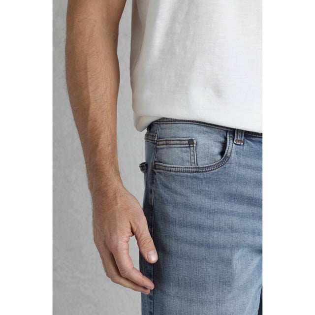 98% Cotton, 2% Elastane. Fabric: Denim, Stretch, Vintage Wash. Design: Logo. Pockets: 2 Side Pockets, 2 Back Pockets, 1 Coin Pocket. Fastening: Button, Zip Fly. Belt Loops. Fit: Straight.