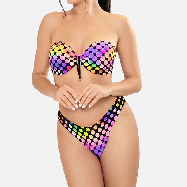 This women's bikini set is an ideal choice for those looking for a summer look that combines comfort and style. With its modern design and carefully crafted details, this women's swimsuit is perfect for highlighting your figure while enjoying a day of sun and sea.\n\n Details:\n\n Top:\n - Strapless bandeau design.\n - Underwire cups.\n - Foam cups.\n - Central detail.\n - Metal clip closure.\n - Quick-drying and chlorine-resistant material.\n\n Bikini bottom:\n - High-waisted bikini cut.\n - Cutting-edge shaping fabric.\n\n We can safely say that women's bandeau bikini sets will offer you everything you are looking for to enjoy the summer.\n\n Our strapless two-piece swimsuits for women adapt perfectly to any type and size of breast without exception.\n Composition: Outer: 84% Polyamide, 16% Elastane; Inner 1: 92% Polyester, 8% Elastane; Inner 2: 90% Polyester, 10% Elastane; Cup: 100% Elastane\n Care:\nHand wash.\n Use neutral soap.\n Do not twist or squeeze.\n Air dry.
