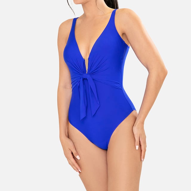 Este traje de baño de una pieza mujer combina elegancia y comodidad con un diseño estilizador que favorece la silueta. Sus materiales de alta calidad y detalles cuidadosamente elaborados lo convierten en un bañador mujer ideal para lucir sofisticada en la playa o la piscina.\n\nDetalles:\n- Fruncido central con lazo decorativo.\n- Tirantes ajustables.\n- Copas de foam.\n- Escote en V y espalda baja.\n- Control de abdomen.\n- Material de secado rápido y resistente al cloro.\n- Cobertura y soporte óptimos.\n\nPodemos afirmar con seguridad que los bañadores mujer de una sola pieza te ofrecerán todo aquello que buscas. Si estás interesada en adquirir una pieza elegante y práctica que te permitirá nadar en cualquier época y momento del año, ¡Los bañadores mujer pico son para ti!\n\nNuestros trajes de baño de una pieza mujer se adaptan a la perfección a cualquier tipo y tamaño de pecho sin excepción.\n Composición: Exterior: 84% Poliamida, 16% Elastano; Interior 1: 92% Poliéster, 8% Elastano; Interior 2: 90% Poliéster, 10% Elastano; Copa: 100% Poliéster\n Cuidados:\nLavar a mano.\nUsar jabón neutro.\nNo retorcer ni exprimir.\nSecar al aire libre.