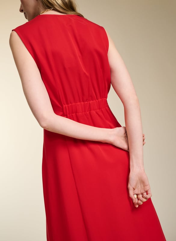Description
Prepare to feel like a goddess in Carmen! This covetable style comes in an intense shade of red, and is beautifully cut to make you feel confident and comfortable. Wide straps plunge into a deep neckline with gathered seams under the bust to create a flattering and fitted shape around the waist. Best of all, we’ve added a discreet panel of elastic to the back for easy movement. Just add heels and a red lip to match. 

Made in Europe
Crafted in TENCEL™
Fastens with a concealed side zip 
Midi length 


Sustainable Attributes:


 Low Water Use

 Ethically made 
 
 Vegan  
 


Details
 Model is 5'10 (177cm) and is wearing a UK 10
100% LENZING™ TENCEL™ 
Delicate Machine Wash - 30°
Product code: DR40581-CRD 
Back shoulder at neck to hem - 122.5cm (48 1/4")