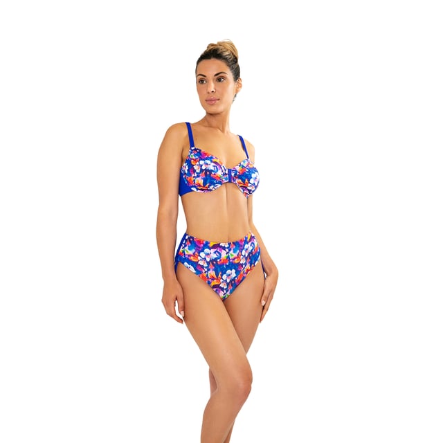 Este conjunto de bikini mujer es una opción ideal para quienes buscan un look veraniego que combine comodidad y estilo. Con su diseño moderno y detalles cuidadosamente elaborados, este traje de baño mujer es perfecto para resaltar tu figura mientras disfrutas de un día de sol y mar.\n\nDetalles:\n\nTop:\n- Tirantes ajustables.\n- Copas con aros.\n- Detalle central.\n- Cierre de clip en metal.\n- Material de secado rápido y resistente al cloro.\n\nBraguita de bikini:\n- Corte de tiro alto.\n- Cordones laterales ajustables.\n- Tejido de vanguardia moldeador.\n\nPodemos afirmar con seguridad que los conjuntos de bikini mujer te ofrecerán todo aquello que buscas para disfrutar del verano.\n\nNuestros trajes de baño de dos piezas mujer se adaptan a la perfección a cualquier tipo y tamaño de pecho sin excepción.\n Composición: Exterior: 82% Poliamida, 18% Elastano; Interior 1: 92% Poliéster, 8% Elastano; Interior 2: 73% Poliamida, 27% Elastano; Interior 3: 90% Poliéster, 10% Elastano\n Cuidados:\nLavar a mano.\nUsar jabón neutro.\nNo retorcer ni exprimir.\nSecar al aire libre.