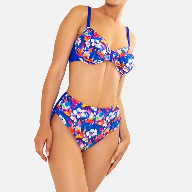 Este conjunto de bikini mujer es una opción ideal para quienes buscan un look veraniego que combine comodidad y estilo. Con su diseño moderno y detalles cuidadosamente elaborados, este traje de baño mujer es perfecto para resaltar tu figura mientras disfrutas de un día de sol y mar.\n\nDetalles:\n\nTop:\n- Tirantes ajustables.\n- Copas con aros.\n- Detalle central.\n- Cierre de clip en metal.\n- Material de secado rápido y resistente al cloro.\n\nBraguita de bikini:\n- Corte de tiro alto.\n- Cordones laterales ajustables.\n- Tejido de vanguardia moldeador.\n\nPodemos afirmar con seguridad que los conjuntos de bikini mujer te ofrecerán todo aquello que buscas para disfrutar del verano.\n\nNuestros trajes de baño de dos piezas mujer se adaptan a la perfección a cualquier tipo y tamaño de pecho sin excepción.\n Composición: Exterior: 82% Poliamida, 18% Elastano; Interior 1: 92% Poliéster, 8% Elastano; Interior 2: 73% Poliamida, 27% Elastano; Interior 3: 90% Poliéster, 10% Elastano\n Cuidados:\nLavar a mano.\nUsar jabón neutro.\nNo retorcer ni exprimir.\nSecar al aire libre.
