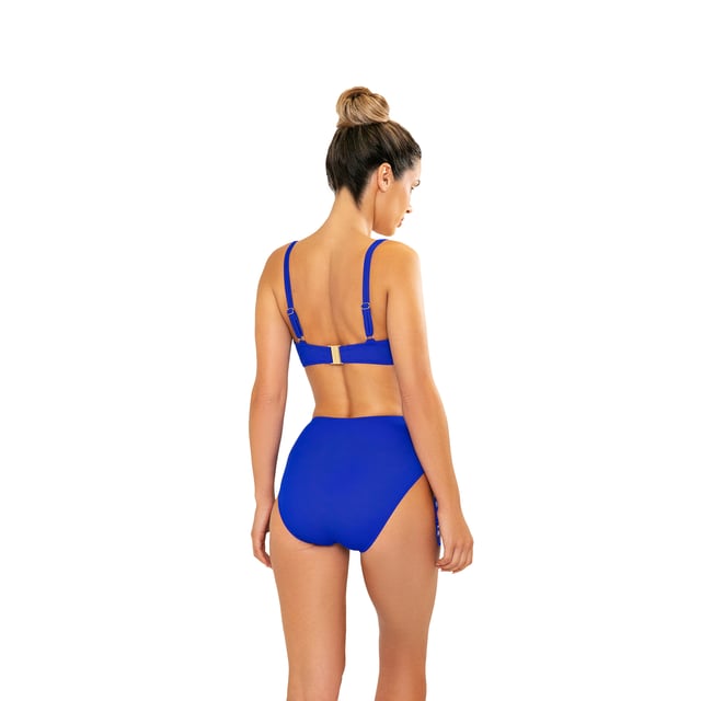 Este conjunto de bikini mujer es una opción ideal para quienes buscan un look veraniego que combine comodidad y estilo. Con su diseño moderno y detalles cuidadosamente elaborados, este traje de baño mujer es perfecto para resaltar tu figura mientras disfrutas de un día de sol y mar.\n\nDetalles:\n\nTop:\n- Tirantes ajustables.\n- Copas con aros.\n- Detalle central.\n- Cierre de clip en metal.\n- Material de secado rápido y resistente al cloro.\n\nBraguita de bikini:\n- Corte de tiro alto.\n- Cordones laterales ajustables.\n- Tejido de vanguardia moldeador.\n\nPodemos afirmar con seguridad que los conjuntos de bikini mujer te ofrecerán todo aquello que buscas para disfrutar del verano.\n\nNuestros trajes de baño de dos piezas mujer se adaptan a la perfección a cualquier tipo y tamaño de pecho sin excepción.\n Composición: Exterior: 82% Poliamida, 18% Elastano; Interior 1: 92% Poliéster, 8% Elastano; Interior 2: 73% Poliamida, 27% Elastano; Interior 3: 90% Poliéster, 10% Elastano\n Cuidados:\nLavar a mano.\nUsar jabón neutro.\nNo retorcer ni exprimir.\nSecar al aire libre.