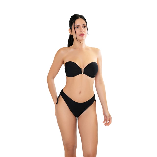 Este conjunto de bikini mujer es una opción ideal para quienes buscan un look veraniego que combine comodidad y estilo. Con su diseño moderno y detalles cuidadosamente elaborados, este traje de baño mujer es perfecto para resaltar tu figura mientras disfrutas de un día de sol y mar.\n\nDetalles:\n\nTop:\n- Diseño tipo bandeau sin tirantes.\n- Copas con aros.\n- Copas de foam.\n- Detalle central.\n- Cierre de clip en metal.\n- Material de secado rápido y resistente al cloro.\n\nBraguita de bikini:\n- Corte de bikini tiro alto.\n- Tirantes laterales ajustables.\n- Tejido de vanguardia moldeador.\n\nPodemos afirmar con seguridad que los conjuntos de bikini mujer bandeau te ofrecerán todo aquello que buscas para disfrutar del verano.\n\nNuestros trajes de baño sin tirantes de dos piezas mujer se adaptan a la perfección a cualquier tipo y tamaño de pecho sin excepción.\n Composición: Exterior: 84% Poliamida, 16% Elastano; Interior 1: 92% Poliéster, 8% Elastano; Interior 2: 90% Poliéster, 10% Elastano; Copa: 100% Elastano\n Cuidados:\nLavar a mano.\nUsar jabón neutro.\nNo retorcer ni exprimir.\nSecar al aire libre.