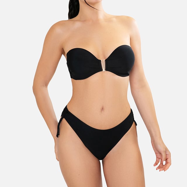 Este conjunto de bikini mujer es una opción ideal para quienes buscan un look veraniego que combine comodidad y estilo. Con su diseño moderno y detalles cuidadosamente elaborados, este traje de baño mujer es perfecto para resaltar tu figura mientras disfrutas de un día de sol y mar.\n\nDetalles:\n\nTop:\n- Diseño tipo bandeau sin tirantes.\n- Copas con aros.\n- Copas de foam.\n- Detalle central.\n- Cierre de clip en metal.\n- Material de secado rápido y resistente al cloro.\n\nBraguita de bikini:\n- Corte de bikini tiro alto.\n- Tirantes laterales ajustables.\n- Tejido de vanguardia moldeador.\n\nPodemos afirmar con seguridad que los conjuntos de bikini mujer bandeau te ofrecerán todo aquello que buscas para disfrutar del verano.\n\nNuestros trajes de baño sin tirantes de dos piezas mujer se adaptan a la perfección a cualquier tipo y tamaño de pecho sin excepción.\n Composición: Exterior: 84% Poliamida, 16% Elastano; Interior 1: 92% Poliéster, 8% Elastano; Interior 2: 90% Poliéster, 10% Elastano; Copa: 100% Elastano\n Cuidados:\nLavar a mano.\nUsar jabón neutro.\nNo retorcer ni exprimir.\nSecar al aire libre.