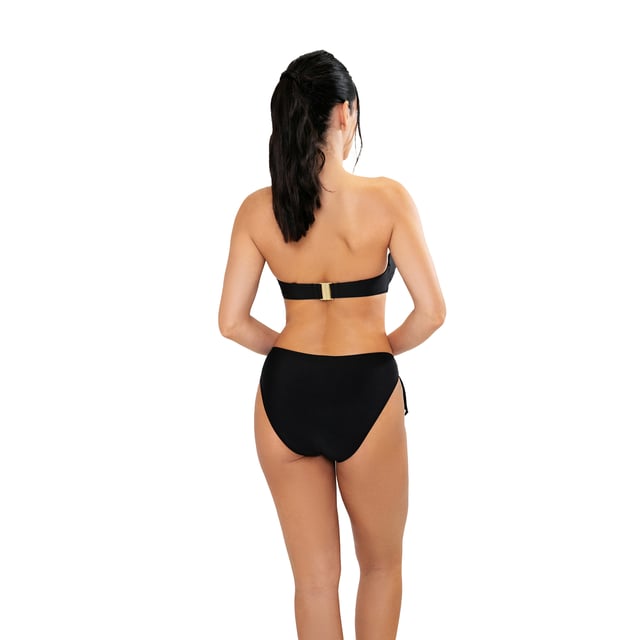 Este conjunto de bikini mujer es una opción ideal para quienes buscan un look veraniego que combine comodidad y estilo. Con su diseño moderno y detalles cuidadosamente elaborados, este traje de baño mujer es perfecto para resaltar tu figura mientras disfrutas de un día de sol y mar.\n\nDetalles:\n\nTop:\n- Diseño tipo bandeau sin tirantes.\n- Copas con aros.\n- Copas de foam.\n- Detalle central.\n- Cierre de clip en metal.\n- Material de secado rápido y resistente al cloro.\n\nBraguita de bikini:\n- Corte de bikini tiro alto.\n- Tirantes laterales ajustables.\n- Tejido de vanguardia moldeador.\n\nPodemos afirmar con seguridad que los conjuntos de bikini mujer bandeau te ofrecerán todo aquello que buscas para disfrutar del verano.\n\nNuestros trajes de baño sin tirantes de dos piezas mujer se adaptan a la perfección a cualquier tipo y tamaño de pecho sin excepción.\n Composición: Exterior: 84% Poliamida, 16% Elastano; Interior 1: 92% Poliéster, 8% Elastano; Interior 2: 90% Poliéster, 10% Elastano; Copa: 100% Elastano\n Cuidados:\nLavar a mano.\nUsar jabón neutro.\nNo retorcer ni exprimir.\nSecar al aire libre.