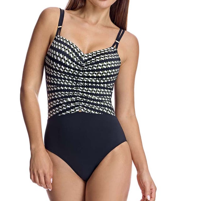 Dit eendelige badpak voor dames combineert elegantie en comfort met een afslankend ontwerp dat het silhouet flatteert. De hoogwaardige materialen en zorgvuldig vervaardigde details maken het een ideaal damesbadpak om er verfijnd uit te zien op het strand of bij het zwembad.\n\n Details:\n - Snit met rimpels aan de voorkant.\n - Verstelbare bandjes.\n - Verwijderbare cups.\n - V-hals en lage rug.\n - Sneldrogend en chloorbestendig materiaal.\n - Optimale bedekking en ondersteuning.\n\n We kunnen gerust zeggen dat eendelige badpakken voor dames u alles bieden wat u zoekt. Als je geïnteresseerd bent in het kopen van een stijlvol en praktisch stuk waarmee je op elk moment van het jaar kunt zwemmen, dan zijn de picozwempakken voor dames iets voor jou.\n\n Onze eendelige zwempakken voor vrouwen passen perfect bij elk type en elke borstomvang, zonder uitzondering.\n Samenstelling: Buitenkant: 80% Polyamide, 20% Lycra; Binnenkant: 77% Polyamide, 23% Elastaan; Cup: 100% Polyester\n Onderhoud:\nHandwas.\n Gebruik neutrale zeep.\n Niet draaien of knijpen.\n Aan de lucht drogen.