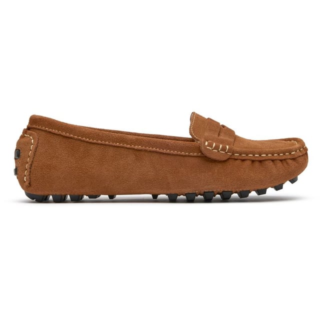 Los zapatos de conducción Solesister Nancy aportan un toque de elegancia informal a tu armario de diario. Confeccionados con una versátil parte superior sintética color canela y un estilo clásico de zapato de conducción, están diseñados para ofrecer comodidad y practicidad. La suela de goma con relieve proporciona un agarre excelente, mientras que la plantilla acolchada garantiza un uso duradero. Estos zapatos, sofisticados y a la vez informales, combinan a la perfección con todo, desde vaqueros hasta vestidos de verano, para un look elegante y sofisticado.