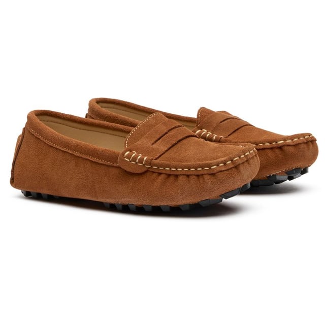 Los zapatos de conducción Solesister Nancy aportan un toque de elegancia informal a tu armario de diario. Confeccionados con una versátil parte superior sintética color canela y un estilo clásico de zapato de conducción, están diseñados para ofrecer comodidad y practicidad. La suela de goma con relieve proporciona un agarre excelente, mientras que la plantilla acolchada garantiza un uso duradero. Estos zapatos, sofisticados y a la vez informales, combinan a la perfección con todo, desde vaqueros hasta vestidos de verano, para un look elegante y sofisticado.