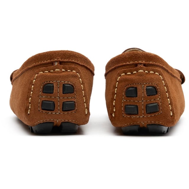 Los zapatos de conducción Solesister Nancy aportan un toque de elegancia informal a tu armario de diario. Confeccionados con una versátil parte superior sintética color canela y un estilo clásico de zapato de conducción, están diseñados para ofrecer comodidad y practicidad. La suela de goma con relieve proporciona un agarre excelente, mientras que la plantilla acolchada garantiza un uso duradero. Estos zapatos, sofisticados y a la vez informales, combinan a la perfección con todo, desde vaqueros hasta vestidos de verano, para un look elegante y sofisticado.