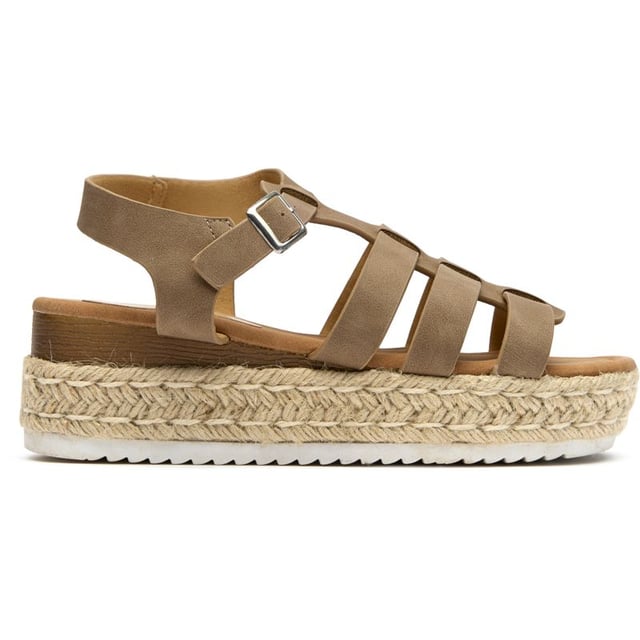 Las alpargatas Solesister Maria combinan el estilo veraniego con la comodidad del día a día. Estas sandalias color topo presentan un diseño de plataforma que añade altura sin sacrificar la estabilidad. Confeccionadas con una parte superior sintética y una suela de goma resistente, son perfectas para salidas en climas cálidos. Su tono neutro combina a la perfección con todo, desde vestidos vaporosos hasta vaqueros informales. Su ajuste a la talla garantiza que no tendrás que preocuparte por los incómodos periodos de adaptación.