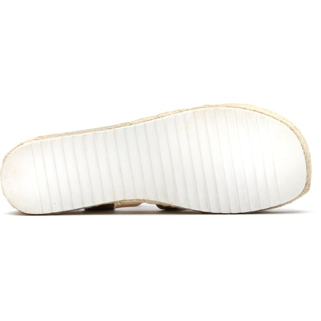 Las alpargatas Solesister Maria combinan el estilo veraniego con la comodidad del día a día. Estas sandalias color topo presentan un diseño de plataforma que añade altura sin sacrificar la estabilidad. Confeccionadas con una parte superior sintética y una suela de goma resistente, son perfectas para salidas en climas cálidos. Su tono neutro combina a la perfección con todo, desde vestidos vaporosos hasta vaqueros informales. Su ajuste a la talla garantiza que no tendrás que preocuparte por los incómodos periodos de adaptación.