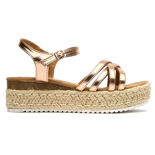 De felroze Trixie espadrilles van SOLESISTER brengen speelse zomervibes in je garderobe. Deze opvallende flatform sandalen combineren comfort met een stijlvolle boost, met subtiele metallic accenten die het licht prachtig vangen. Met een duurzame rubberen zool en een synthetisch bovenwerk zijn ze even praktisch als mooi. Deze sandalen vallen op maat en zijn veelzijdig genoeg voor stranddagen of casual uitjes, en bieden de perfecte balans tussen hoogte en loopcomfort.