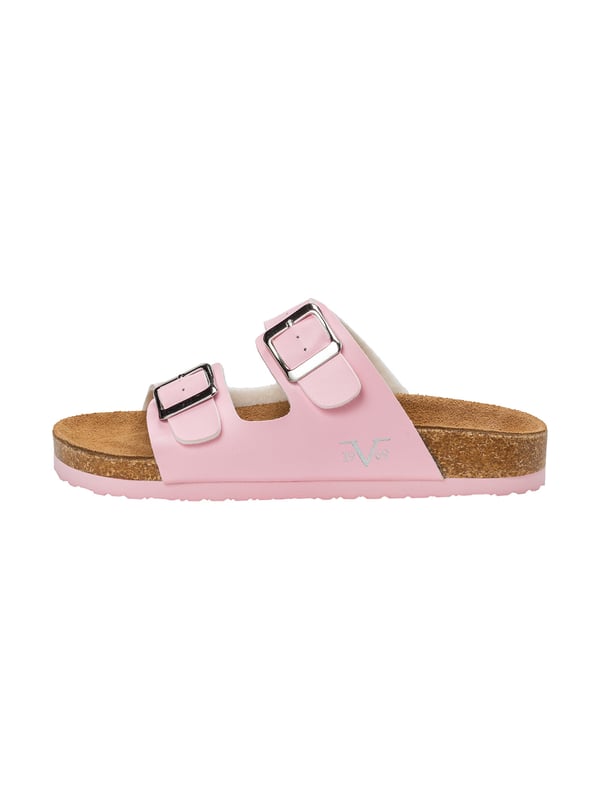 19v69 ITALIA damessandalen van SASSARI brengen stijlvol comfort in de zomer met hun all-over logo en comfortabele voetbed. De dubbele bandsluiting zorgt voor optimale ondersteuning, perfect voor warme dagen met een modieus randje.