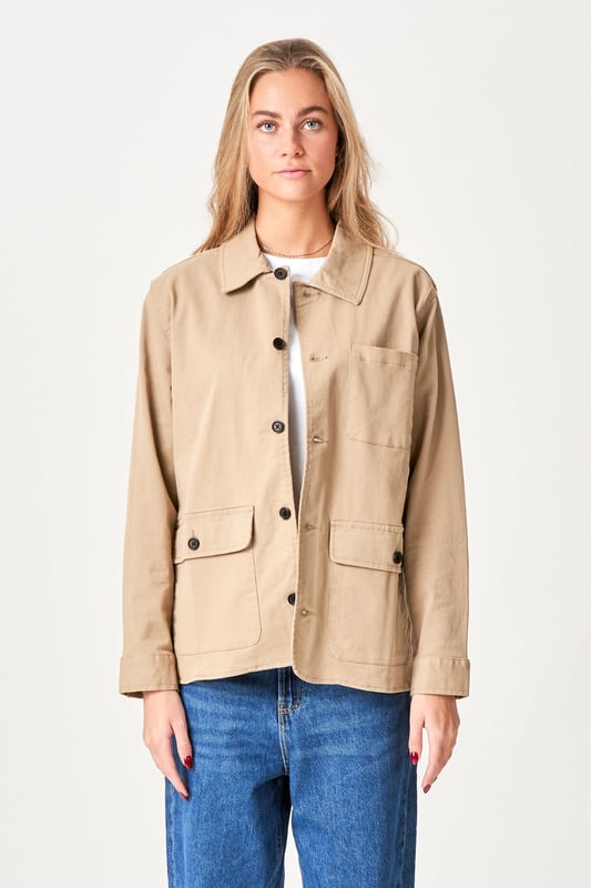 Experimenta la comodidad y el estilo con nuestra chaqueta de sarga beige para mujer. Esta versátil chaqueta combina lo mejor de las camisas y chaquetas, para que puedas usarla todo el año. Hecha con sarga de alta calidad, esta chaqueta garantiza un look estupendo y una sensación de comodidad. Su diseño beige atemporal la hace fácil de combinar con cualquier armario, mientras que su estructura ligera te da la flexibilidad de usarla sola o en capas. Perfecta tanto para ocasiones informales como semiformales. Dale un toque de estilo a tu look con esta prenda imprescindible que combina funcionalidad y moda.