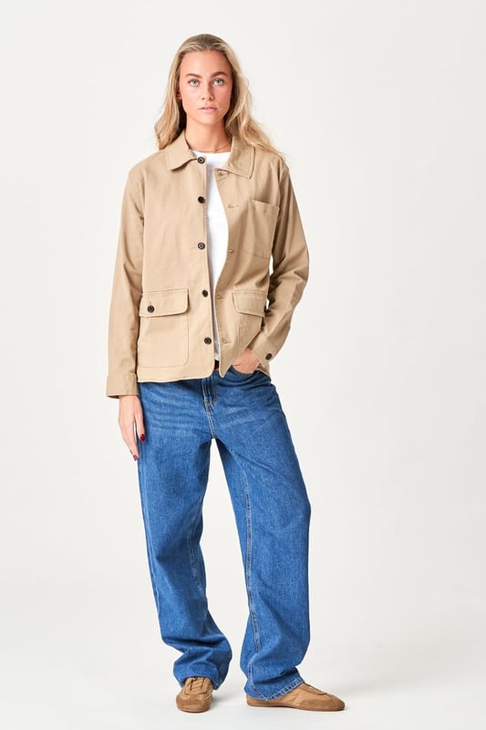 Experimenta la comodidad y el estilo con nuestra chaqueta de sarga beige para mujer. Esta versátil chaqueta combina lo mejor de las camisas y chaquetas, para que puedas usarla todo el año. Hecha con sarga de alta calidad, esta chaqueta garantiza un look estupendo y una sensación de comodidad. Su diseño beige atemporal la hace fácil de combinar con cualquier armario, mientras que su estructura ligera te da la flexibilidad de usarla sola o en capas. Perfecta tanto para ocasiones informales como semiformales. Dale un toque de estilo a tu look con esta prenda imprescindible que combina funcionalidad y moda.