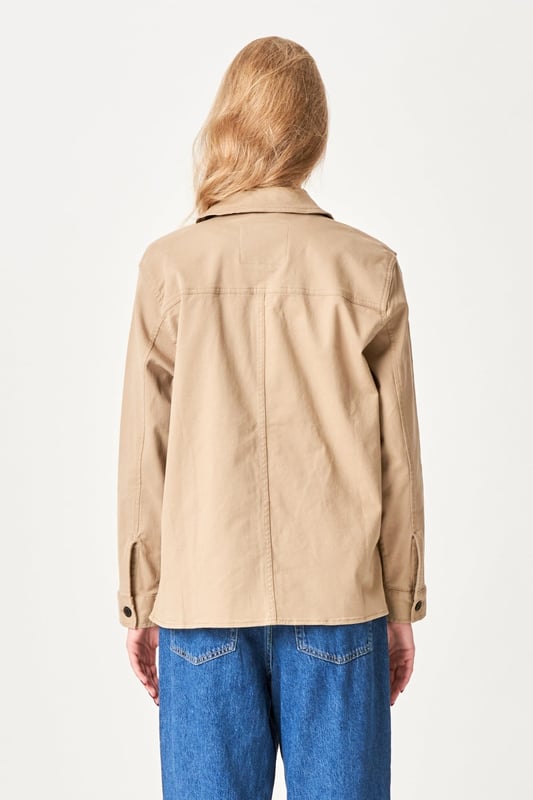 Experimenta la comodidad y el estilo con nuestra chaqueta de sarga beige para mujer. Esta versátil chaqueta combina lo mejor de las camisas y chaquetas, para que puedas usarla todo el año. Hecha con sarga de alta calidad, esta chaqueta garantiza un look estupendo y una sensación de comodidad. Su diseño beige atemporal la hace fácil de combinar con cualquier armario, mientras que su estructura ligera te da la flexibilidad de usarla sola o en capas. Perfecta tanto para ocasiones informales como semiformales. Dale un toque de estilo a tu look con esta prenda imprescindible que combina funcionalidad y moda.