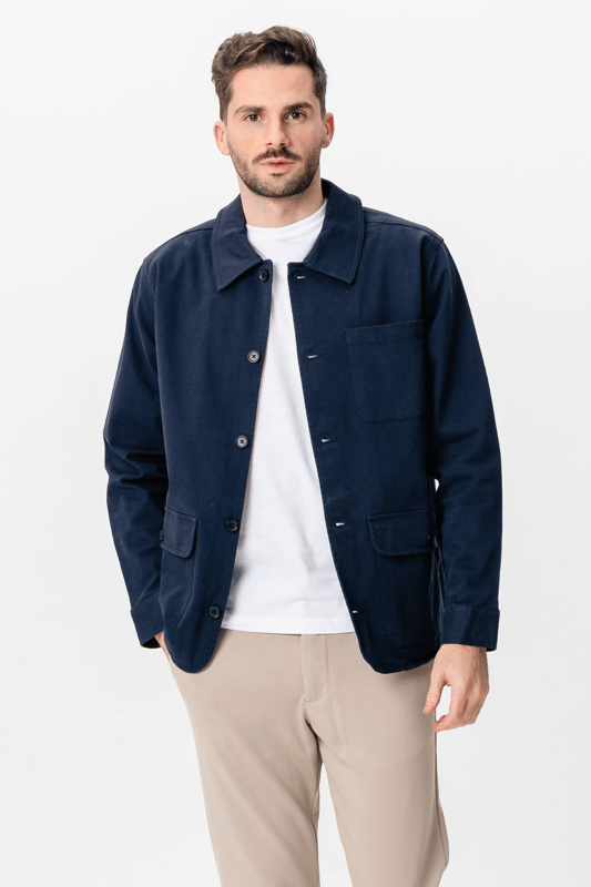 Descubre la versátil y elegante chaqueta camisera de sarga en color azul marino para hombre. Esta chaqueta combina lo mejor de camisas y chaquetas en uno, haciéndola perfecta tanto para ocasiones informales como formales. Diseñado con un refinado material de sarga, ofrece un aspecto elegante y una comodidad de primera clase. El atemporal color azul marino lo hace ideal para cualquier guardarropa y, sin duda, se convertirá en un favorito del guardarropa. Creada para el hombre moderno, esta chaqueta es resistente al desgaste diario gracias al tejido de sarga duradero. Su peso ligero garantiza que puedas moverte libremente mientras te ves a la moda. Con su mano de obra de calidad, ofrece estilo y funcionalidad, perfecto para quienes aprecian la moda clásica con un toque contemporáneo.