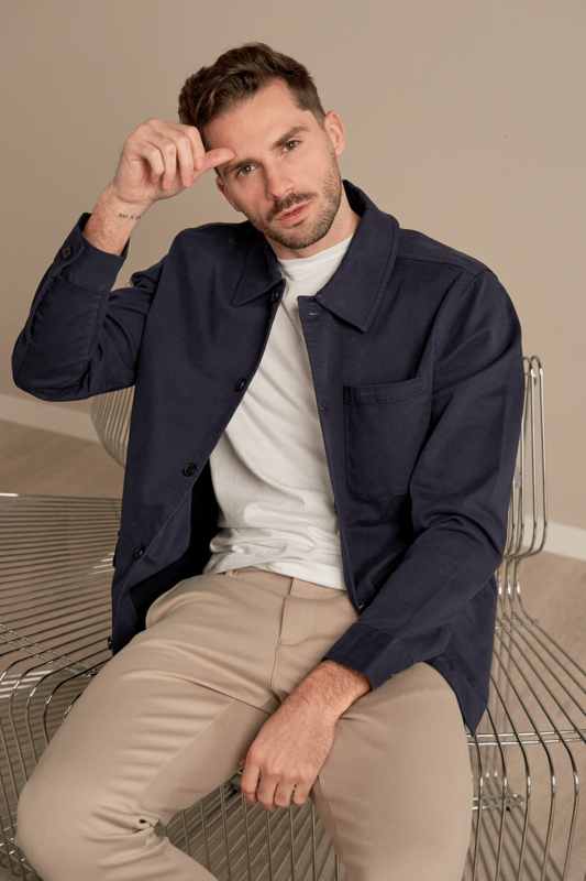 Descubre la versátil y elegante chaqueta camisera de sarga en color azul marino para hombre. Esta chaqueta combina lo mejor de camisas y chaquetas en uno, haciéndola perfecta tanto para ocasiones informales como formales. Diseñado con un refinado material de sarga, ofrece un aspecto elegante y una comodidad de primera clase. El atemporal color azul marino lo hace ideal para cualquier guardarropa y, sin duda, se convertirá en un favorito del guardarropa. Creada para el hombre moderno, esta chaqueta es resistente al desgaste diario gracias al tejido de sarga duradero. Su peso ligero garantiza que puedas moverte libremente mientras te ves a la moda. Con su mano de obra de calidad, ofrece estilo y funcionalidad, perfecto para quienes aprecian la moda clásica con un toque contemporáneo.