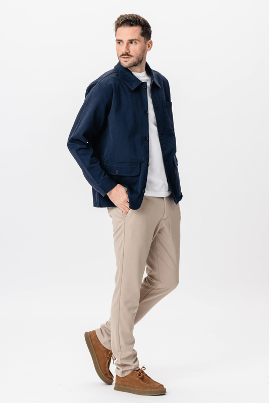 Descubre la versátil y elegante chaqueta camisera de sarga en color azul marino para hombre. Esta chaqueta combina lo mejor de camisas y chaquetas en uno, haciéndola perfecta tanto para ocasiones informales como formales. Diseñado con un refinado material de sarga, ofrece un aspecto elegante y una comodidad de primera clase. El atemporal color azul marino lo hace ideal para cualquier guardarropa y, sin duda, se convertirá en un favorito del guardarropa. Creada para el hombre moderno, esta chaqueta es resistente al desgaste diario gracias al tejido de sarga duradero. Su peso ligero garantiza que puedas moverte libremente mientras te ves a la moda. Con su mano de obra de calidad, ofrece estilo y funcionalidad, perfecto para quienes aprecian la moda clásica con un toque contemporáneo.