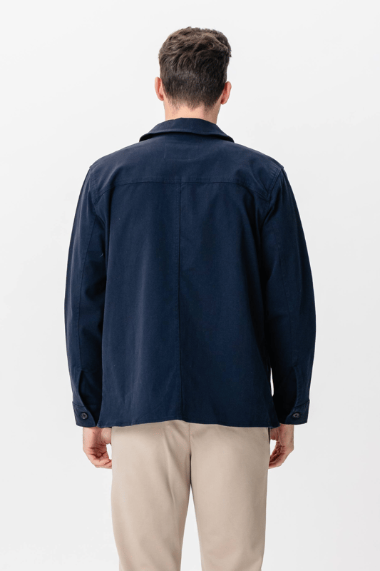 Descubre la versátil y elegante chaqueta camisera de sarga en color azul marino para hombre. Esta chaqueta combina lo mejor de camisas y chaquetas en uno, haciéndola perfecta tanto para ocasiones informales como formales. Diseñado con un refinado material de sarga, ofrece un aspecto elegante y una comodidad de primera clase. El atemporal color azul marino lo hace ideal para cualquier guardarropa y, sin duda, se convertirá en un favorito del guardarropa. Creada para el hombre moderno, esta chaqueta es resistente al desgaste diario gracias al tejido de sarga duradero. Su peso ligero garantiza que puedas moverte libremente mientras te ves a la moda. Con su mano de obra de calidad, ofrece estilo y funcionalidad, perfecto para quienes aprecian la moda clásica con un toque contemporáneo.