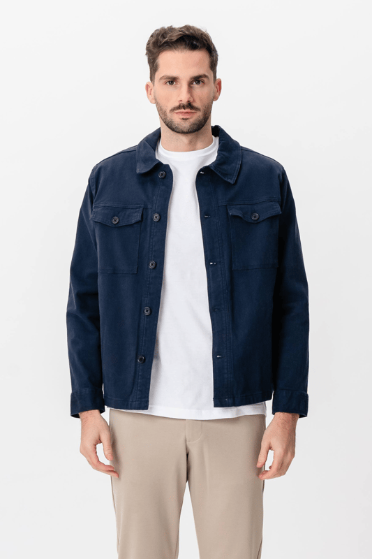 Esta elegante sobrecamisa de sarga en azul marino es la elección perfecta para cualquier guardarropa. Con un corte clásico y relajado, esta sobrecamisa ofrece un estilo versátil adecuado tanto para el día a día como para ocasiones formales. Confeccionado con 97% algodón y 3% elastano para una comodidad y durabilidad óptimas. Experimente el equilibrio perfecto entre moda y funcionalidad con esta sobrecamisa. Haz tu pedido ahora y mejora tu guardarropa con esta elegante pieza que es a la vez atemporal y moderna.
