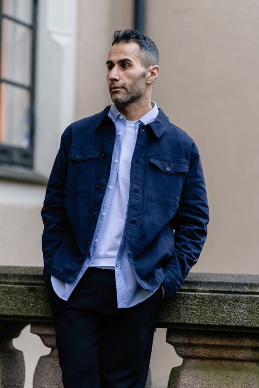 Esta elegante sobrecamisa de sarga en azul marino es la elección perfecta para cualquier guardarropa. Con un corte clásico y relajado, esta sobrecamisa ofrece un estilo versátil adecuado tanto para el día a día como para ocasiones formales. Confeccionado con 97% algodón y 3% elastano para una comodidad y durabilidad óptimas. Experimente el equilibrio perfecto entre moda y funcionalidad con esta sobrecamisa. Haz tu pedido ahora y mejora tu guardarropa con esta elegante pieza que es a la vez atemporal y moderna.