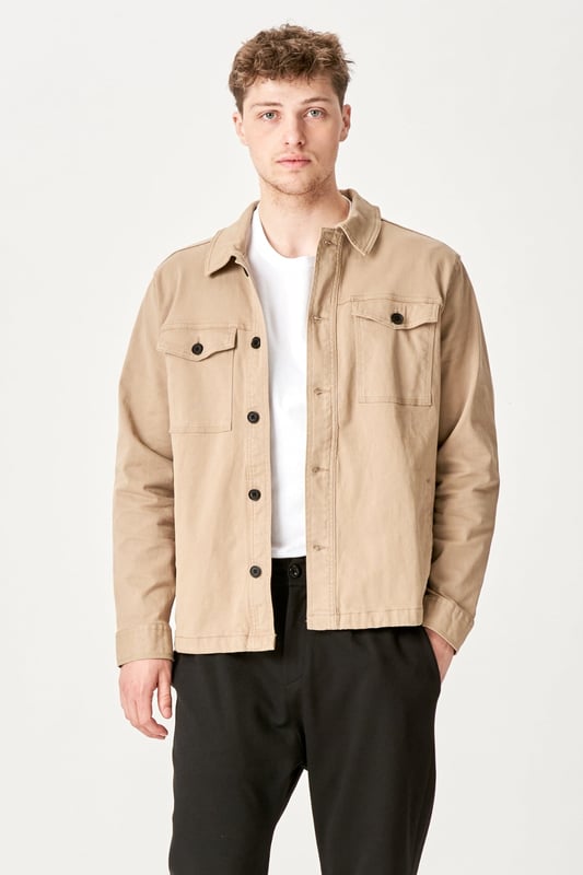 Experimenta el estilo clásico con nuestra sobrecamisa de sarga en Dark Sand para hombre. Esta versátil prenda exterior está diseñada exclusivamente para el hombre moderno que busca comodidad y moda. Fabricada con un material duradero compuesto de 97 % algodón y 3 % elastano, esta sobrecamisa es fácil de combinar tanto para ocasiones formales como informales. Con un color que irradia elegancia y estilo, la sobrecamisa Twill en Dark Sand es tu nuevo favorito de guardarropa que nunca pasará de moda.