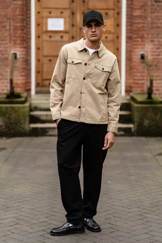 Experimenta el estilo clásico con nuestra sobrecamisa de sarga en Dark Sand para hombre. Esta versátil prenda exterior está diseñada exclusivamente para el hombre moderno que busca comodidad y moda. Fabricada con un material duradero compuesto de 97 % algodón y 3 % elastano, esta sobrecamisa es fácil de combinar tanto para ocasiones formales como informales. Con un color que irradia elegancia y estilo, la sobrecamisa Twill en Dark Sand es tu nuevo favorito de guardarropa que nunca pasará de moda.