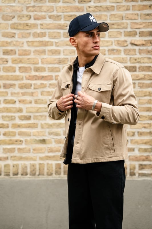 Experimenta el estilo clásico con nuestra sobrecamisa de sarga en Dark Sand para hombre. Esta versátil prenda exterior está diseñada exclusivamente para el hombre moderno que busca comodidad y moda. Fabricada con un material duradero compuesto de 97 % algodón y 3 % elastano, esta sobrecamisa es fácil de combinar tanto para ocasiones formales como informales. Con un color que irradia elegancia y estilo, la sobrecamisa Twill en Dark Sand es tu nuevo favorito de guardarropa que nunca pasará de moda.