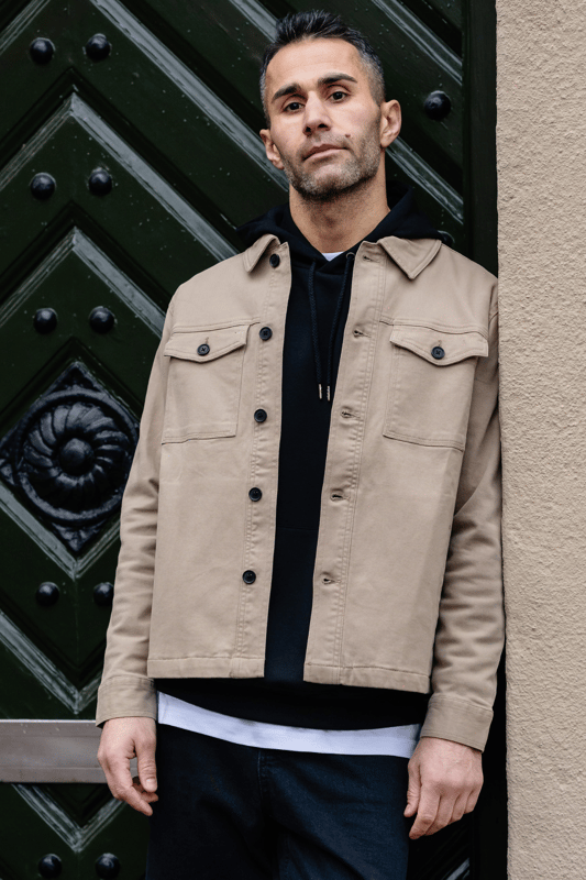 Experimenta el estilo clásico con nuestra sobrecamisa de sarga en Dark Sand para hombre. Esta versátil prenda exterior está diseñada exclusivamente para el hombre moderno que busca comodidad y moda. Fabricada con un material duradero compuesto de 97 % algodón y 3 % elastano, esta sobrecamisa es fácil de combinar tanto para ocasiones formales como informales. Con un color que irradia elegancia y estilo, la sobrecamisa Twill en Dark Sand es tu nuevo favorito de guardarropa que nunca pasará de moda.