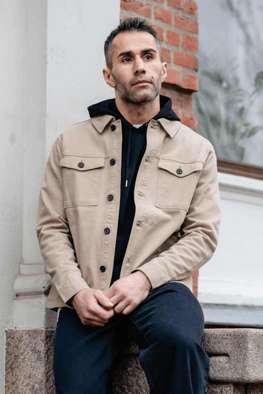 Experimenta el estilo clásico con nuestra sobrecamisa de sarga en Dark Sand para hombre. Esta versátil prenda exterior está diseñada exclusivamente para el hombre moderno que busca comodidad y moda. Fabricada con un material duradero compuesto de 97 % algodón y 3 % elastano, esta sobrecamisa es fácil de combinar tanto para ocasiones formales como informales. Con un color que irradia elegancia y estilo, la sobrecamisa Twill en Dark Sand es tu nuevo favorito de guardarropa que nunca pasará de moda.