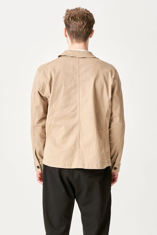 Experimenta el estilo clásico con nuestra sobrecamisa de sarga en Dark Sand para hombre. Esta versátil prenda exterior está diseñada exclusivamente para el hombre moderno que busca comodidad y moda. Fabricada con un material duradero compuesto de 97 % algodón y 3 % elastano, esta sobrecamisa es fácil de combinar tanto para ocasiones formales como informales. Con un color que irradia elegancia y estilo, la sobrecamisa Twill en Dark Sand es tu nuevo favorito de guardarropa que nunca pasará de moda.