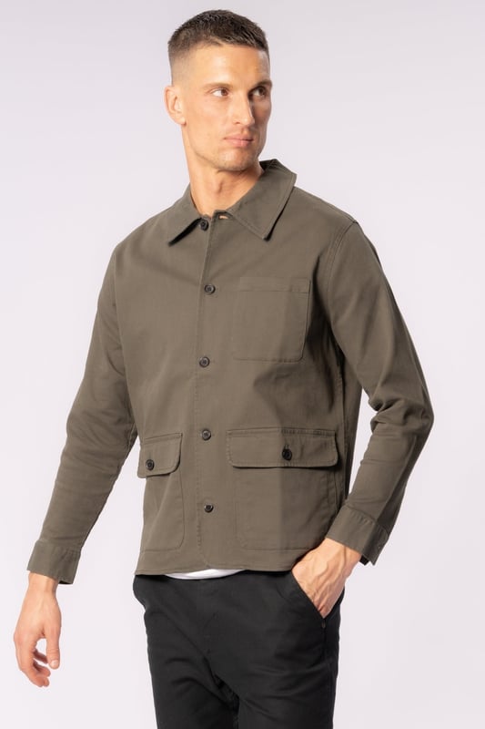 La chaqueta de sarga color oliva oscuro es la opción perfecta para el hombre con estilo. Esta chaqueta combina comodidad y estilo con un corte moderno. Fabricada con materiales de alta calidad, garantiza un look sofisticado y una gran durabilidad. Perfecta para cualquier ocasión, puede usarse como una chaqueta ligera de transición o como una elegante capa sobre tus prendas favoritas. Detalles como el tejido de sarga sólida y el diseño clásico la convierten en una prenda imprescindible en el armario de cualquier hombre a la moda.